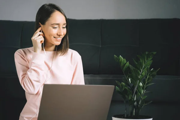 Junge Frau mit Laptop. — Stockfoto