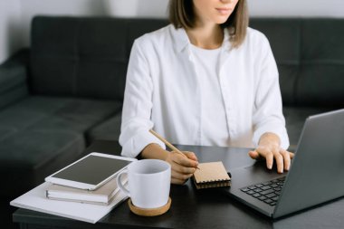 Ofiste dizüstü bilgisayar kullanan bir kadın.