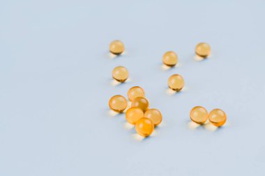 Mavi arkaplanda Omega 3 jel kapsülleri.
