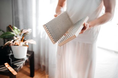 Tırnaktan elleri tutan ve sabah yoga antrenmanına hazırlanan bir adam..