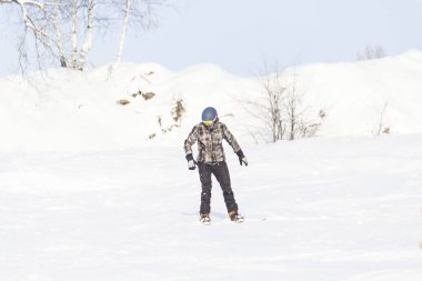 Erkek snowboard üzerinde