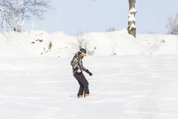 Les hommes sur le snowboard — Photo