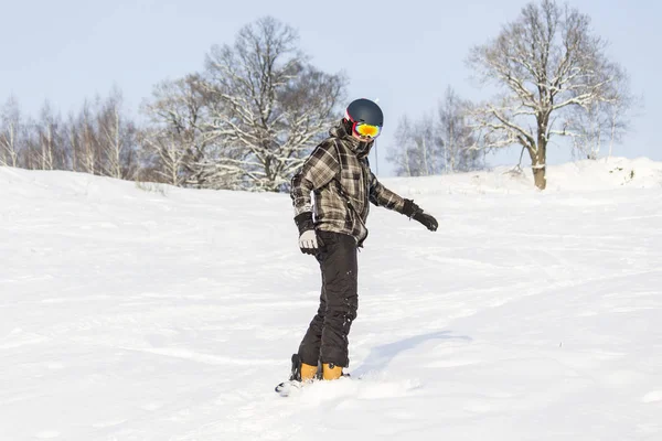 Les hommes sur le snowboard — Photo