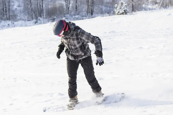 Les hommes sur le snowboard — Photo