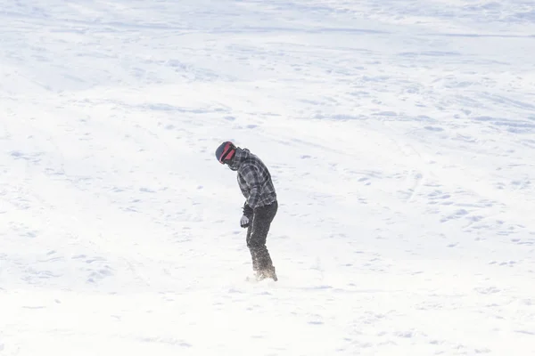 Les hommes sur le snowboard — Photo