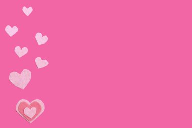 Pembe arka planda hisseden kalpler. 