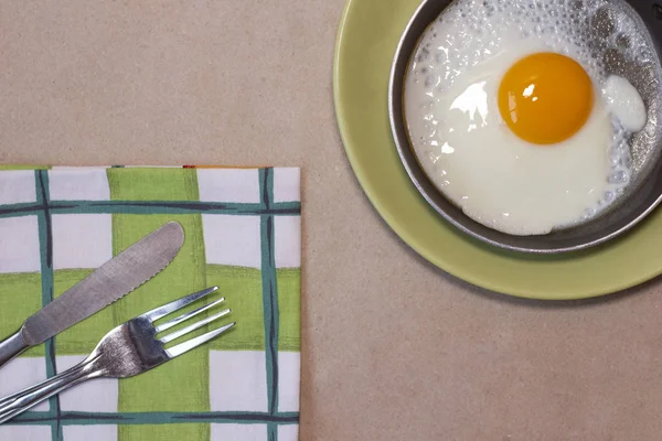Widok z góry kuchni stół z jajkiem smażonym, ręcznik, nóż i widelec. — Zdjęcie stockowe