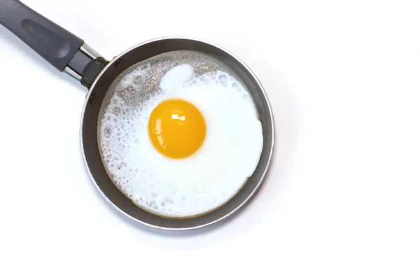 Jajko smażone na patelni na białym tle — Zdjęcie stockowe