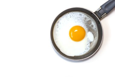 Beyaz arka planda tavada kızarmış yumurta.