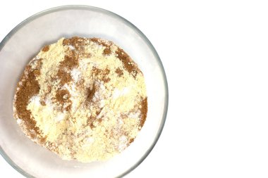 Beyaz arka plan, şeffaf tabakta un ve esmer şeker..