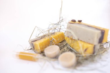 El yapımı sabunlar ve dudak kremleri.