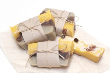 Beyaz arka planda el yapımı sabun.