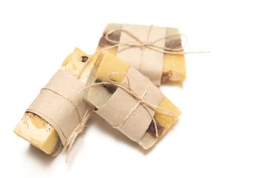 Beyaz arka planda el yapımı sabun..