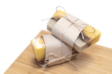 Bambu tahtasında el yapımı sabun.