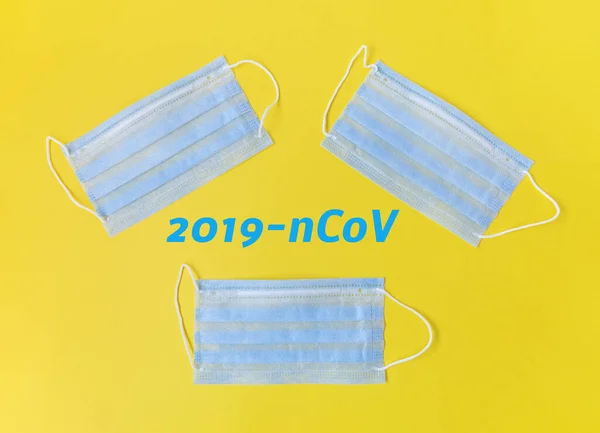 Niebieska Etykieta 2019 Ncov Trzy Maski Medyczne Żółtym Tle Zdrowy — Zdjęcie stockowe