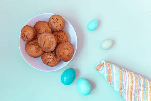 Cupcakes Met Rozijnen Citroen Blauwe Plaat Blauwe Achtergrond Begrepen Ruimte — Stockfoto