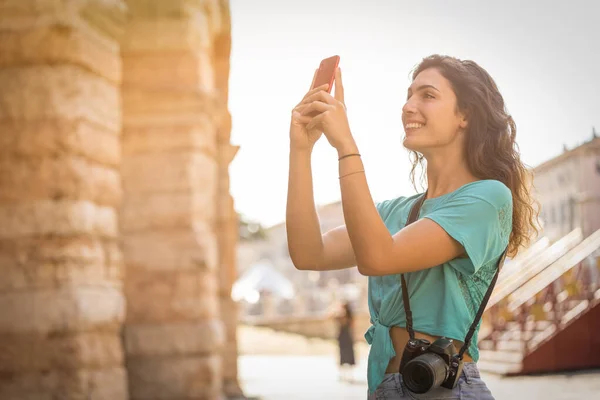 Meisje op vakantie in Verona maakt foto 's, Italië — Stockfoto