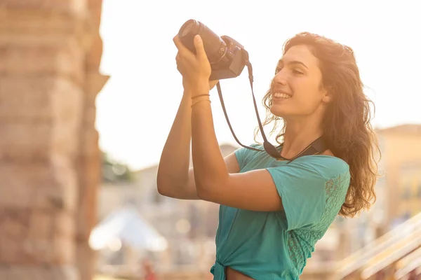 Meisje op vakantie in Verona maakt foto 's, Italië — Stockfoto