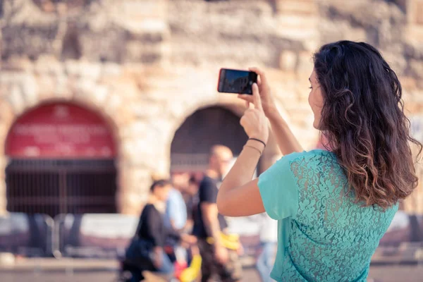 Meisje op vakantie in Verona maakt foto 's, Italië, — Stockfoto