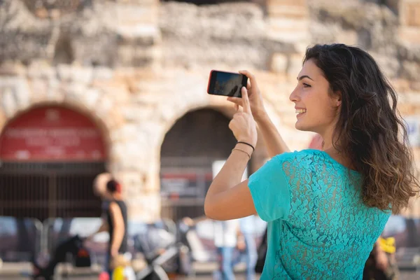 Lány turista nyaralás Verona fotózás, Olaszország, — Stock Fotó