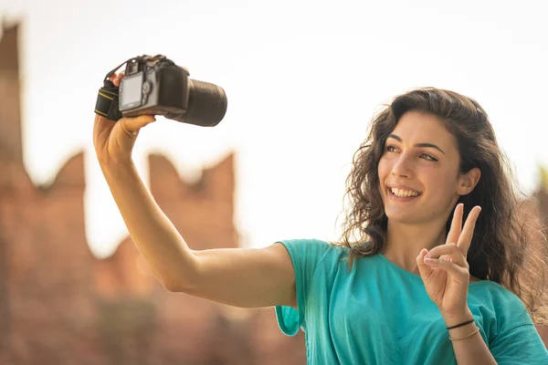 Meisje neemt een selfie met een grote camera, oude technologie — Stockfoto