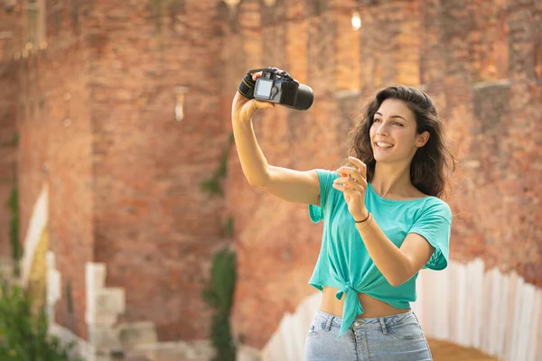 Dziewczyna robi selfie z dużym aparatem fotograficznym, stara technologia — Zdjęcie stockowe