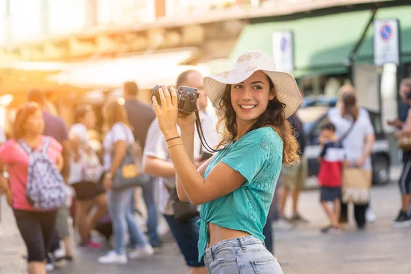 Dziewczyna turysta lub profesjonalny fotograf, który strzela w typowym włoskim mieście. — Zdjęcie stockowe
