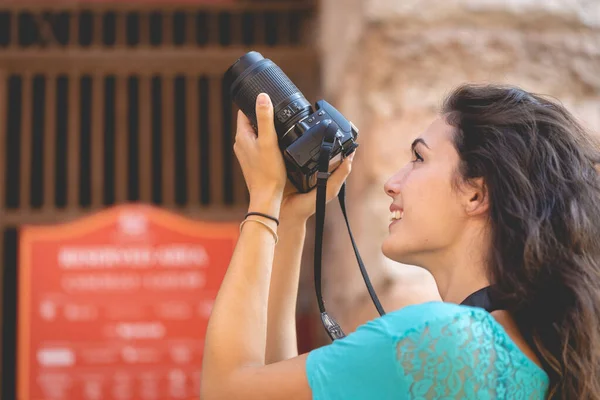 Lány turista nyaralás Verona fotózás, Olaszország — Stock Fotó