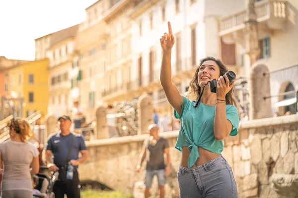 Menina turista em férias em Verona indicando a arena, Itália — Fotografia de Stock