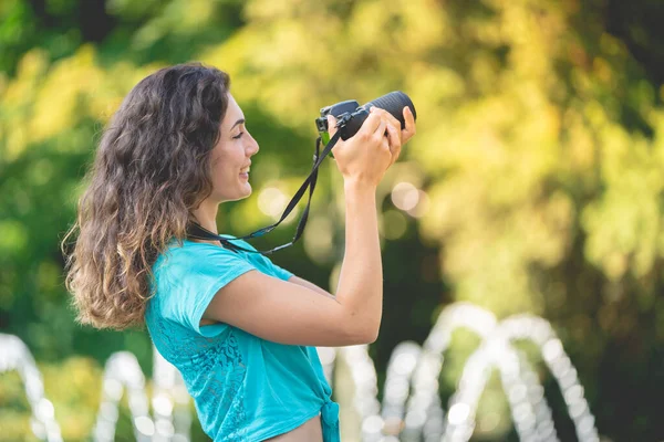 Glimlachend meisje in een Italiaanse stad met een camera in haar hand. — Stockfoto