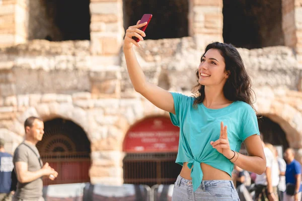 Meisje toerist op vakantie in Verona neemt een selfie, Italië, — Stockfoto