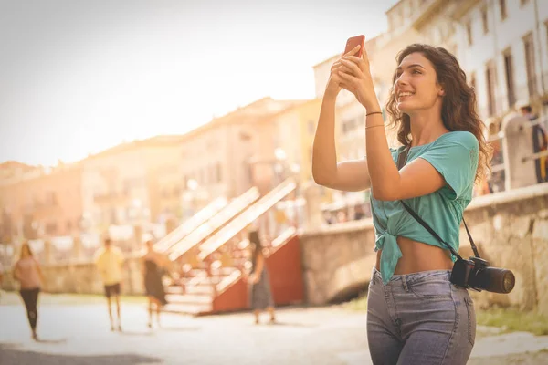 Meisje op vakantie in Verona maakt foto 's, Italië — Stockfoto