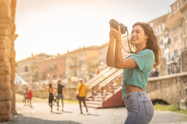 Menina turista em férias em Verona tirar fotos, Itália — Fotografia de Stock