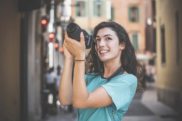 Dziewczyna turysta lub profesjonalny fotograf, który strzela w typowym włoskim mieście. — Zdjęcie stockowe