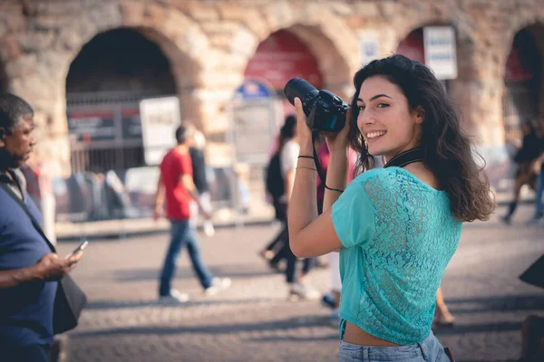 Toeristisch meisje op vakantie in Verona, Italië — Stockfoto