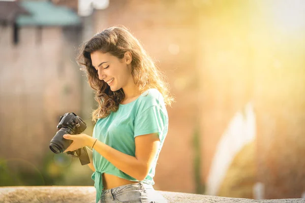 Meisjesfotograaf toerist of professional in historische stad, Verona, Italië — Stockfoto