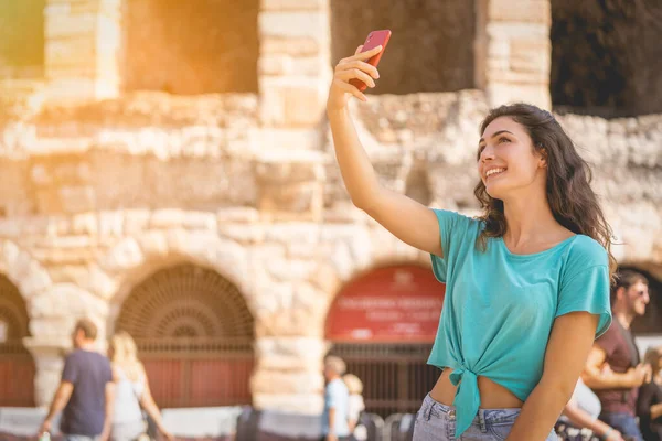 Meisje toerist op vakantie in Verona neemt een selfie, Italië, — Stockfoto