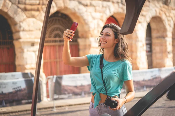 Meisje toerist op vakantie in Verona neemt een selfie, Italië — Stockfoto