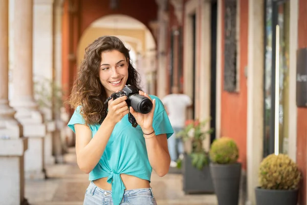 Dziewczyna turysta lub profesjonalny fotograf, który strzela w typowym włoskim mieście — Zdjęcie stockowe