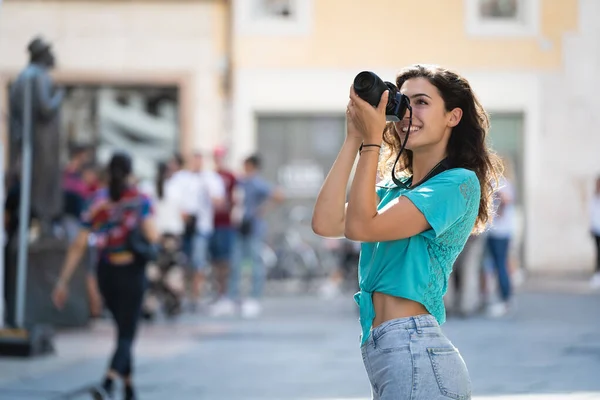 Meisje toeristische of professionele fotograaf die schiet in een typische Italiaanse stad. — Stockfoto