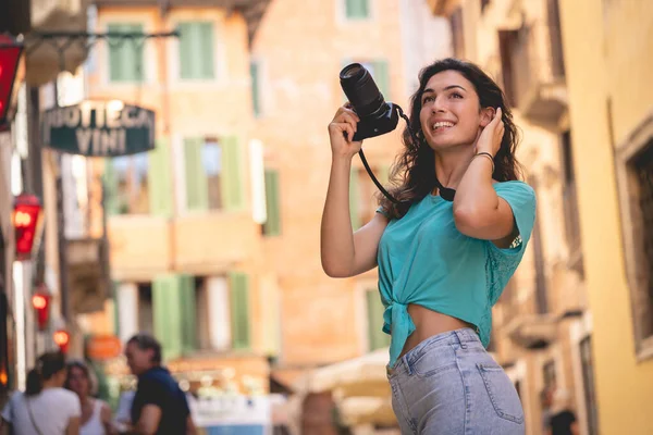 Meisje toeristische of professionele fotograaf die schiet in een typische Italiaanse stad — Stockfoto