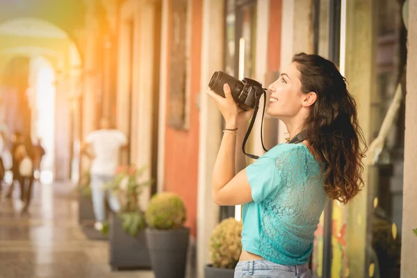 Meisje toeristische of professionele fotograaf die schiet in een typische Italiaanse stad — Stockfoto