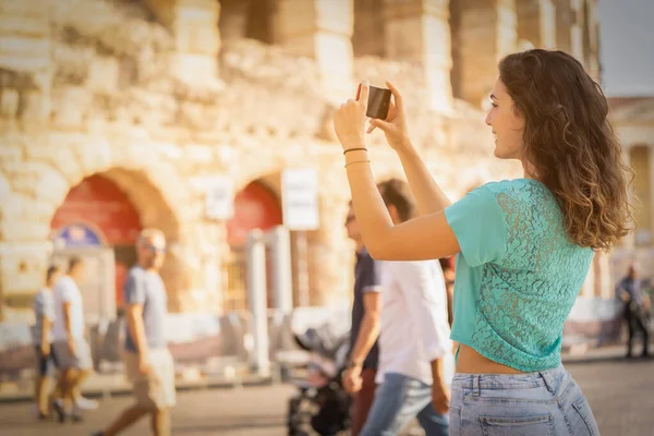 Meisje op vakantie in Verona maakt foto 's, Italië, — Stockfoto