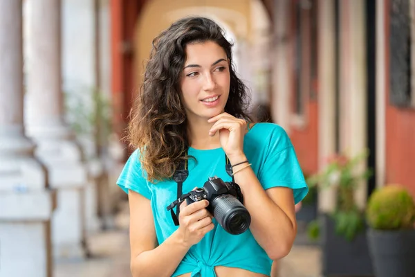 Menina turista ou fotógrafo profissional que atira em uma cidade típica italiana — Fotografia de Stock
