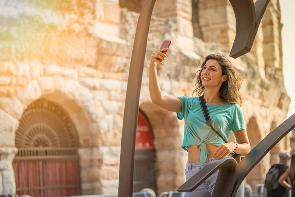 Dziewczyna turysta na wakacjach w Weronie robi sobie selfie, Włochy — Zdjęcie stockowe