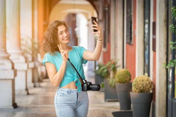 Dziewczyna turysta lub profesjonalny fotograf, który strzela w typowym włoskim mieście. — Zdjęcie stockowe