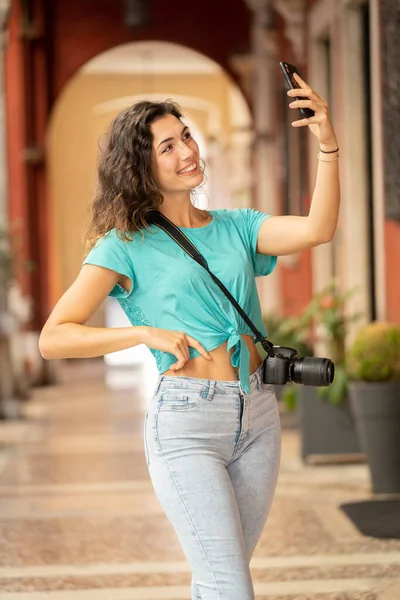 Dziewczyna turysta lub profesjonalny fotograf, który strzela w typowym włoskim mieście. — Zdjęcie stockowe