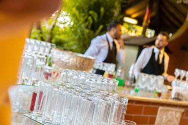 Bir ziyafette garsonlar aperatif için hazırlanıyor.