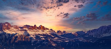 Güzel bulutlu, dramatik gün batımlı Rocky Dağı