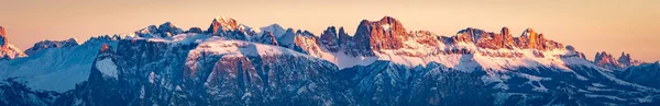 Montaña rocosa con una hermosa puesta de sol —  Fotos de Stock